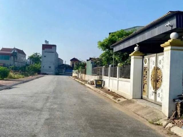 Tôi CC bán 150m đất thị trấn Văn Giang, Hưng Yên. MT quyền lực 8.3m. Ô tô tránh. Chỉ 5.8 tỷ