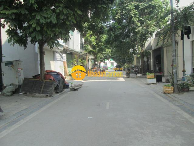 Tôi bán đất đấu giá ngõ cổng cạnh công viên hà đông 50m2 chỉ 9.99 tỷ. Lh 0989.62.6116