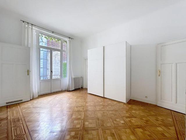 Toison d'Or: 3 bedrooms apartment + terrace