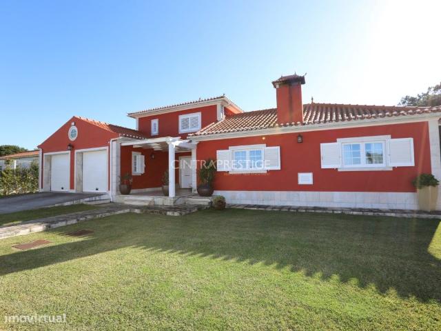 Tojeira / Magoito. Moradia Isolada T3, com moradia T1 e garagem
