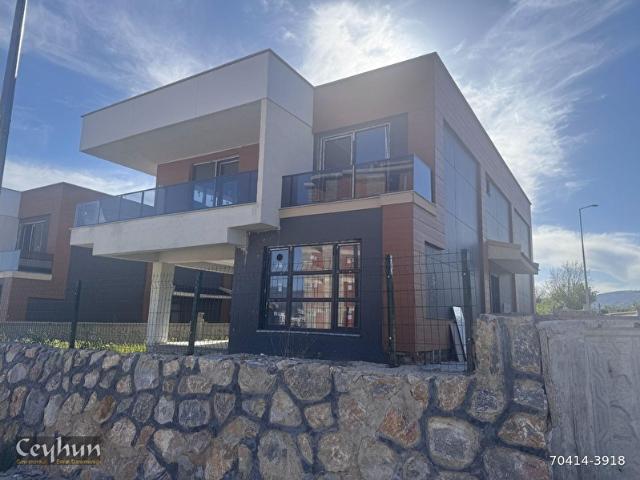TOKAT GÜNEŞLİ'DE KÖŞEBAŞI 6+2 BAHÇELİ 2 KATLI LÜKS FULL YAPILI