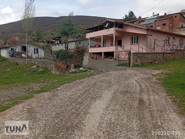 Tokat'a 25 km Çamağzı Köyünde SATILIK ÇİFTLİK, 4+1 ev + 3.345 m2 arazi, çelik kontrüksiyon ahır