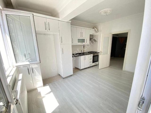Tokat Niksar Elit Emlaktan Şehir Merkezinde Kiralık 3+1 Daire Uygun Fiyata