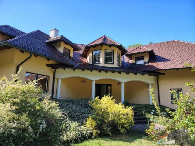Neuer toller Preis! Villa mit neuer PV Anlage bietet viel Platz und ruhige, grüne Umgebung – nur 38min nach Wien!