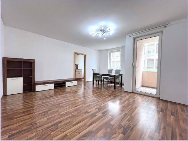 Tolle zentrale Wohnung, 2 Schlafzimmer, 1 großer Wohnraum, Küche, Bad, WC, AR, Loggia. 72m2