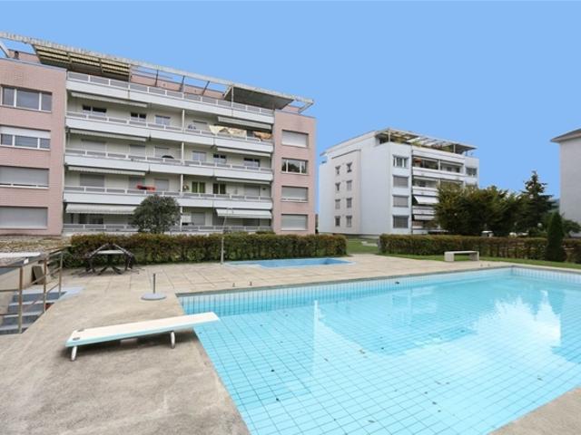 Tollem Wohnung mit Balkon mit grünem Umschwung
