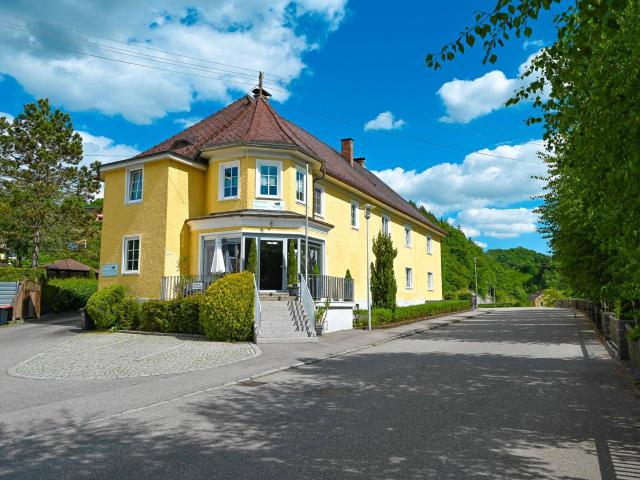 Tolles Anwesen mit großem Grundstück in schöner Lage am Inn mit Gewerbeeinheit