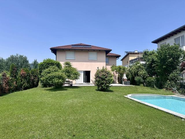 Tolles Zweifamilienhaus mit Einliegerwohnung, sonniger Terrasse, Keller, Doppelgarage und Pool!