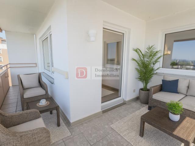 Top! 4 Zimmer Wohnung mit Stellplatz, Einbauküche und Loggia