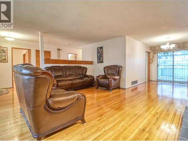 Top 904 E 52ND AVENUE