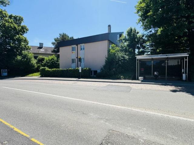 Top Gewerbefläche im EG mit Besucher PP & Bus vor der Tür