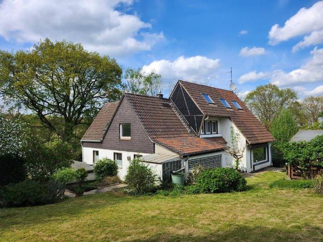 TOP Gelegenheit! Freistehendes Zwei Familienhaus mit großem Grundstück, 3 Garagen & 2 Stellplätzen