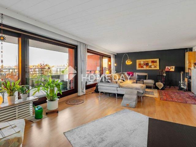 Top gepflegte Dachterrassenwohnung mit 2,5 Zimmern, Aufzug, Einbauküche und Tiefgarage