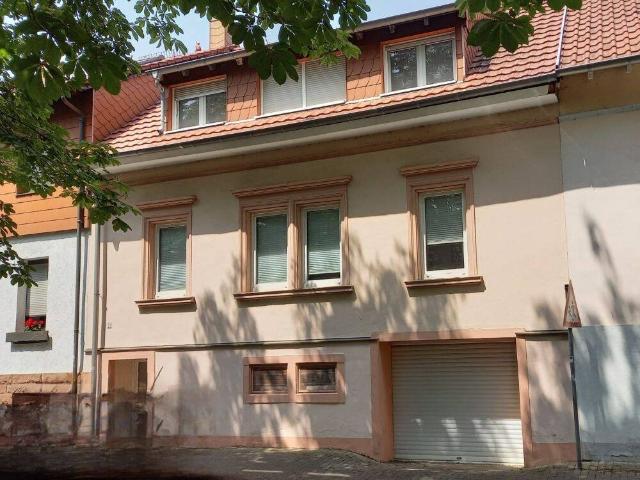 Top gepflegtes Zweifamilienhaus vermietet mit Terrasse, Balkonen, pflegeleichtem Garten zur Südseite und Garage, in St. Ingbert SÜD