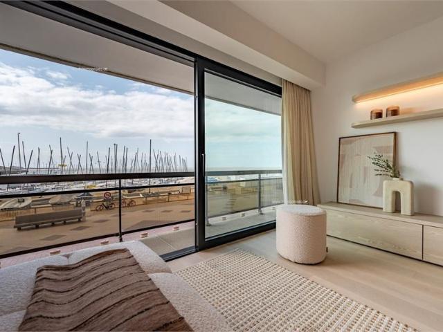 Top gerenoveerd 2 slaapkamerappartement op de Zeedijk Duinbergen nabij de zeilclub van Duinbergen. Het appartement geniet van ee