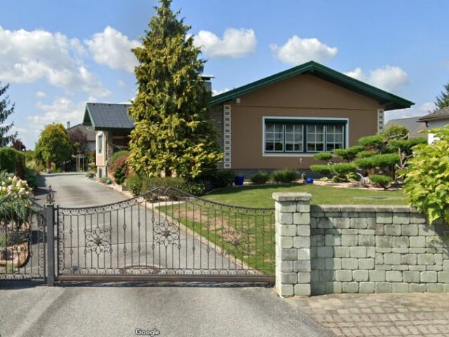 TOP EINFAMILIENHAUS mit 3 GARAGEN und POOL