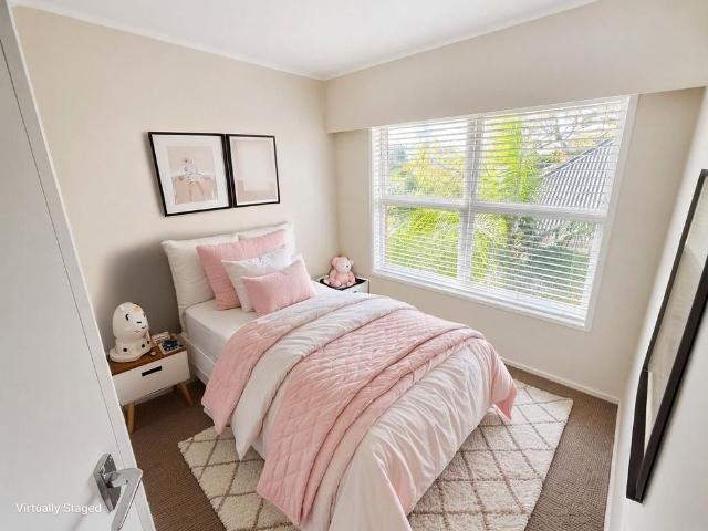 Top Floor 2 Bed Unit in Great Location!