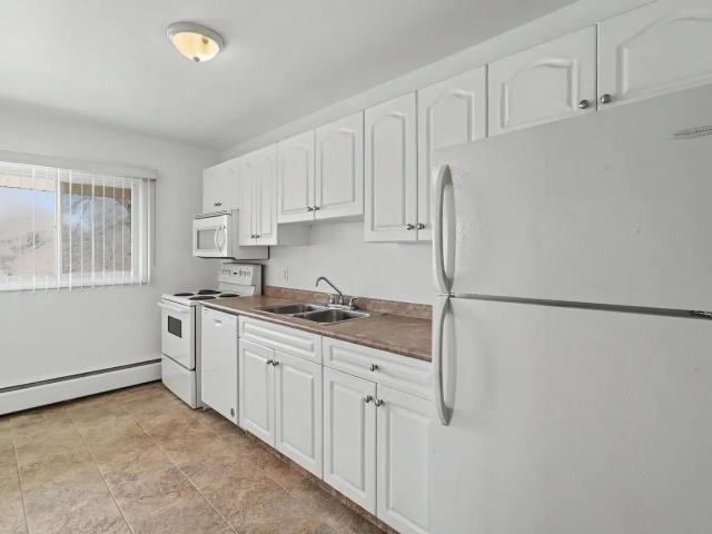 TOP FLOOR 2 BEDROOM SUITE OVERLOOKING RUNDLE PARK2908 116A Avenue NW, Edmonton
