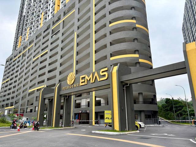 Top Floor 4R3B Service Apartment Residensi Emas Kajang 2