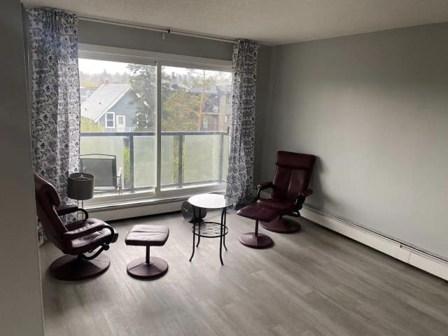 Top Floor Cozy 1 Bedroom Corner unit in Beltline minutes from the Train Sation