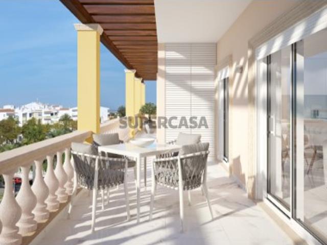 TOP FLOOR Estrategicamente localizado a uma curta distância do centro histórico da cidade e da praia de Porto de Mós, o apartamento T3 apresenta as seguintes características