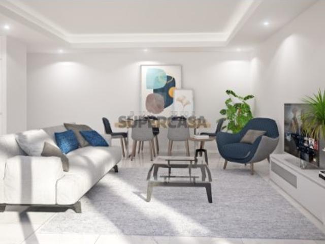 TOP FLOOR Estrategicamente localizado a uma curta distância do centro histórico da cidade e da praia de Porto de Mós, os apartamentos T2 apresenta as seguintes características