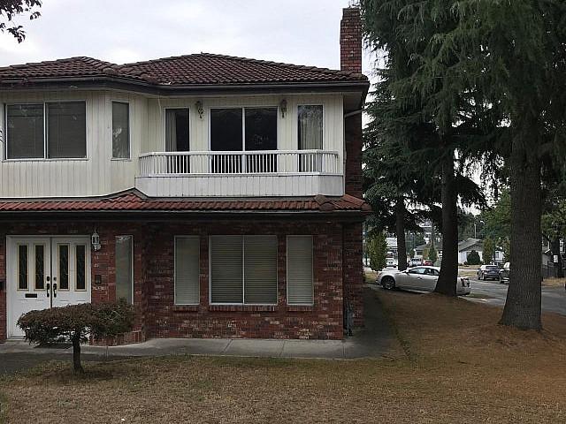 Top Floor Of Vancouver Special Home For Rent 3 Bed 2 Washrooms