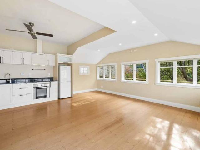Top Floor Seatoun Gem with Sun, Views & Character