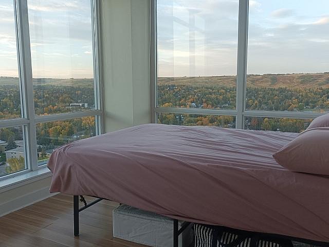 Top floor Penthouse Near U Of C & Brentwood Lrt. Mountain Views