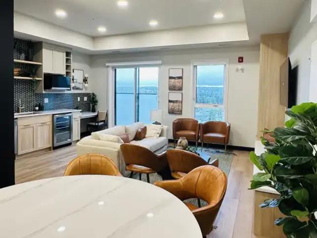 TOP FLOOR UNIT 1BED 1 BATH 10FT CEILINGS UNIVERSITY DISTRICT