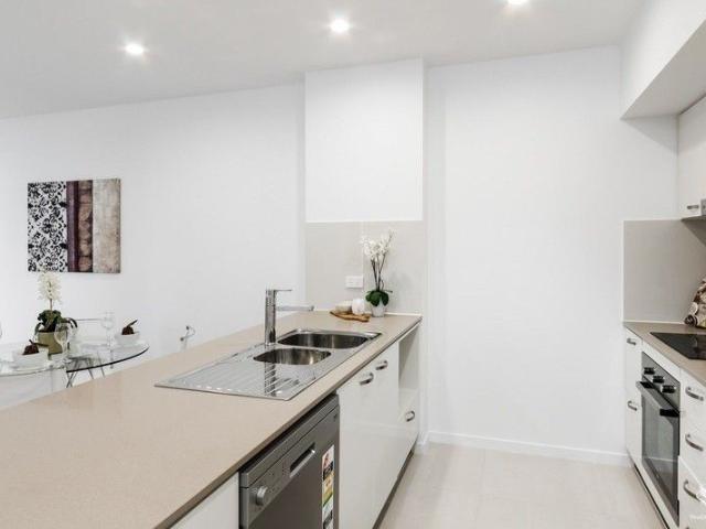 Top floor unit with extra ceiling height and mountain view
