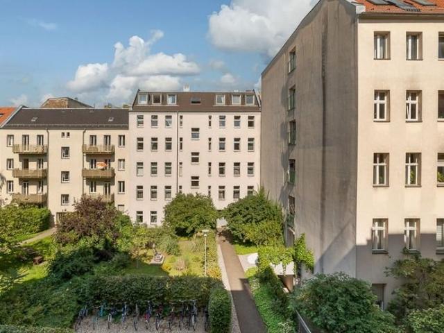 Top Kapitalanlage im Simon Dach Kiez! 4 Zimmer Wohnung mit ca. 4,8% Rendite in grüner Oase