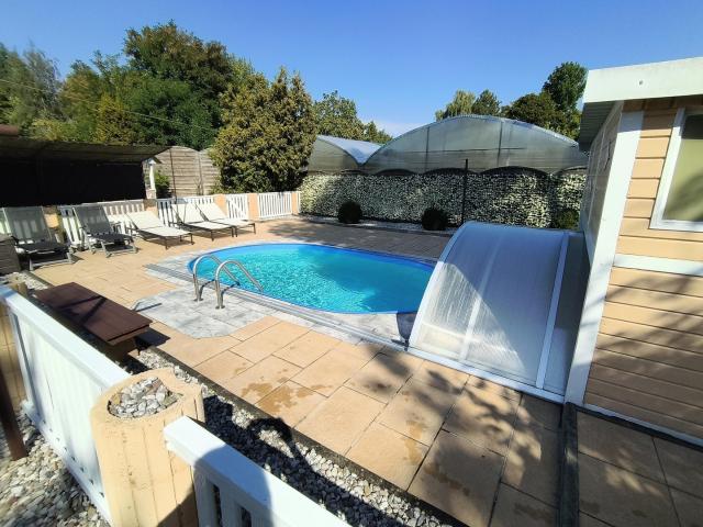 top Haus für zwei Familien, ruhige Lage, super Garten und Pool. Provisionsfrei