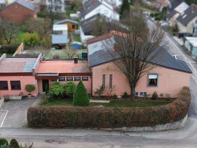 Top Investition in Ebrach Großzügiges Wohnhaus mit Garten, Sauna, Büro, Halle und Garagen