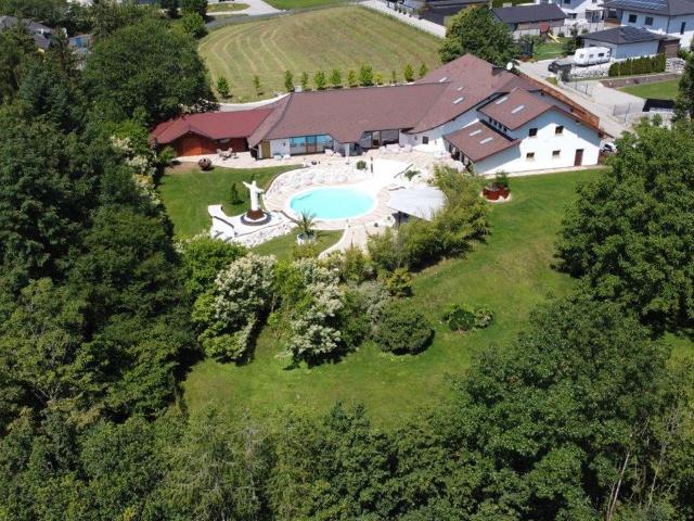 TOP: ID 903 Exklusive Landhausvilla auf großem Grundstück im Bezirk Vöcklabruck!