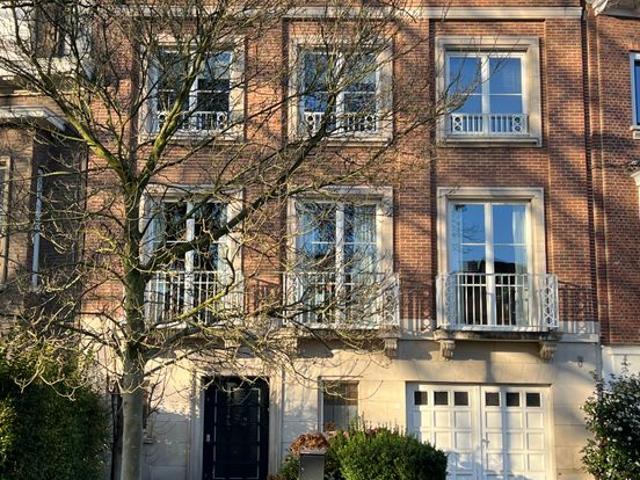 TOP locatie: Residentiële burgerwoning in een mooie buurt!