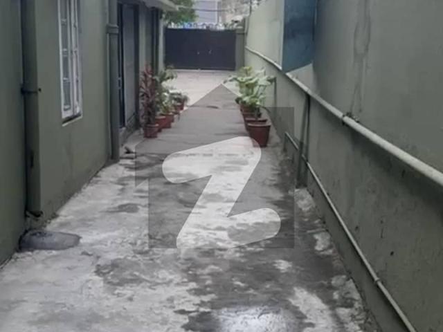 Top Location Plot On Saddar For Sale