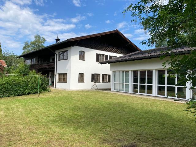 TOP LAGE Elegante Landhausvilla mit Geschichte, neu Erwachen lassen, 2 Minuten zu Fuß z. Chiemsee
