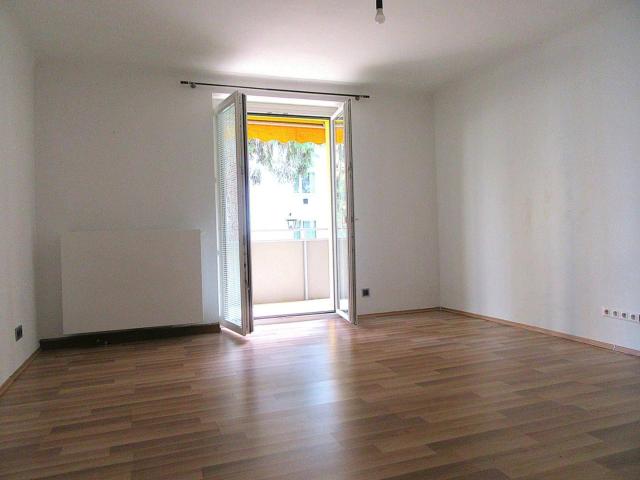 TOP LAGE NEU RENOVIERTES 4 ZIMMER APARTMENT MIT LOGGIA