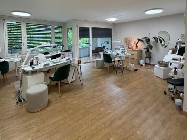 Top Lage Rüti: Repräsentativer Raum für Kosmetikstudio, Massagepraxis oder Büro
