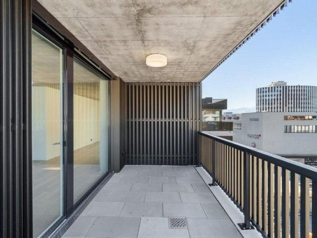 Top modern wohnen mit gedecktem Balkon und zwei Terrassen