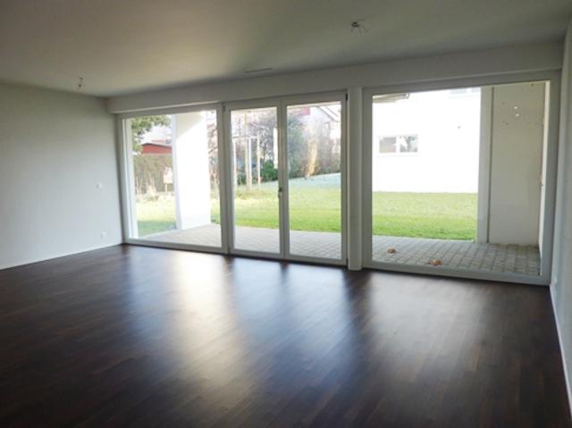 Top moderne 2.5 Zimmerwohnung mit schönem Gartensitzplatz