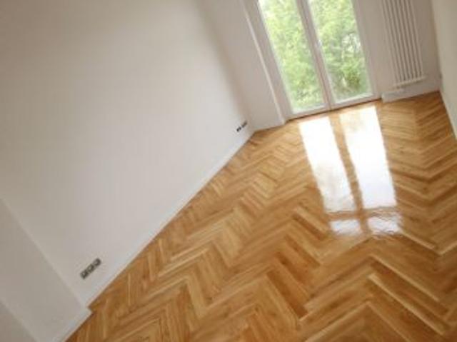 Top modernisierte 2 Zimmer Wohnung mit 2 Balkonen im Kernsanierten Altbau