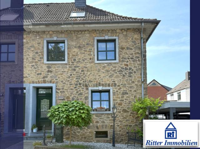 Top modernisiertes Einfamilien Bruchsteinhaus mit schönem Garten u. Carport