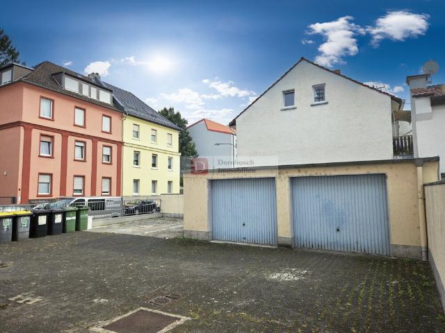 Top! Mehrfamilienhaus: 5 Wohnungen, 1 Ladenfläche, 2 Garagen und 2 Stellplätze