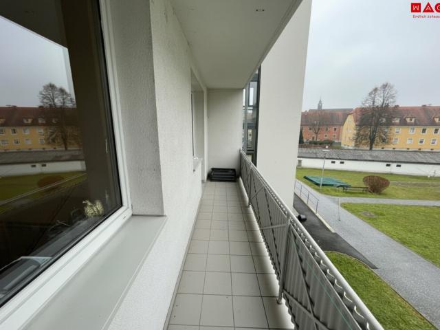 top saniert! zentrumsnahe wohnung mit xxl loggia im 1. stock mit lift!