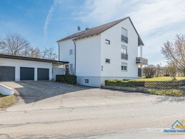 Top sanierte Dachgeschosswohnung mit Garage und EBK in idyllischer Lage