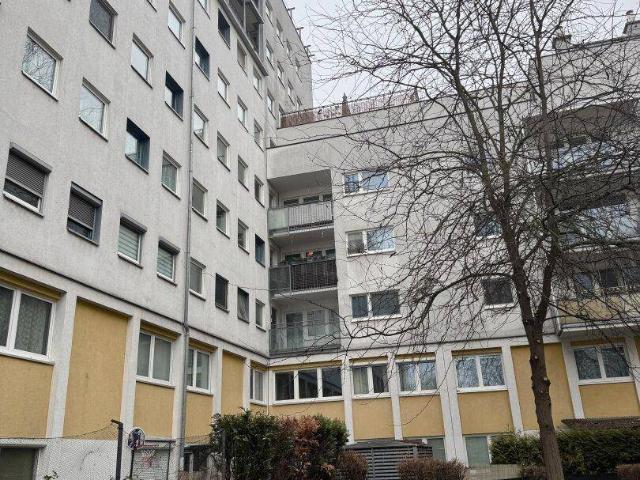 Schöne geräumige 3 Zimmer Wohnung mit Loggia Nähe Donaukanal, U4 u U6 ! Voll möbliert Koffer packen und einziehen !