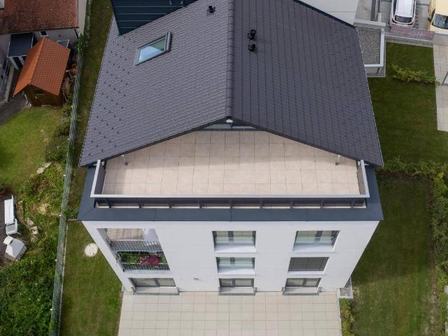 Top Penthouse/Dachgeschoss mit toller Bergsicht und teilweiser Seesicht in modernem Mehrfamilienhaus zentrale Lage