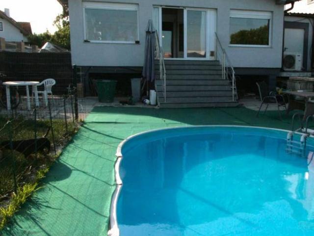 TOP Preis für Bungalow mit großem Wohnwintergarten, Pool und viel Platz für Ihren Fuhrpark